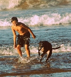 jugando en el agua.